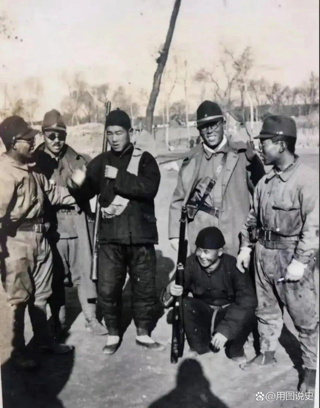 这张照片拍摄于1932年,沈阳,侵华倭寇鬼子兵与伪地方汉奸武装人员的