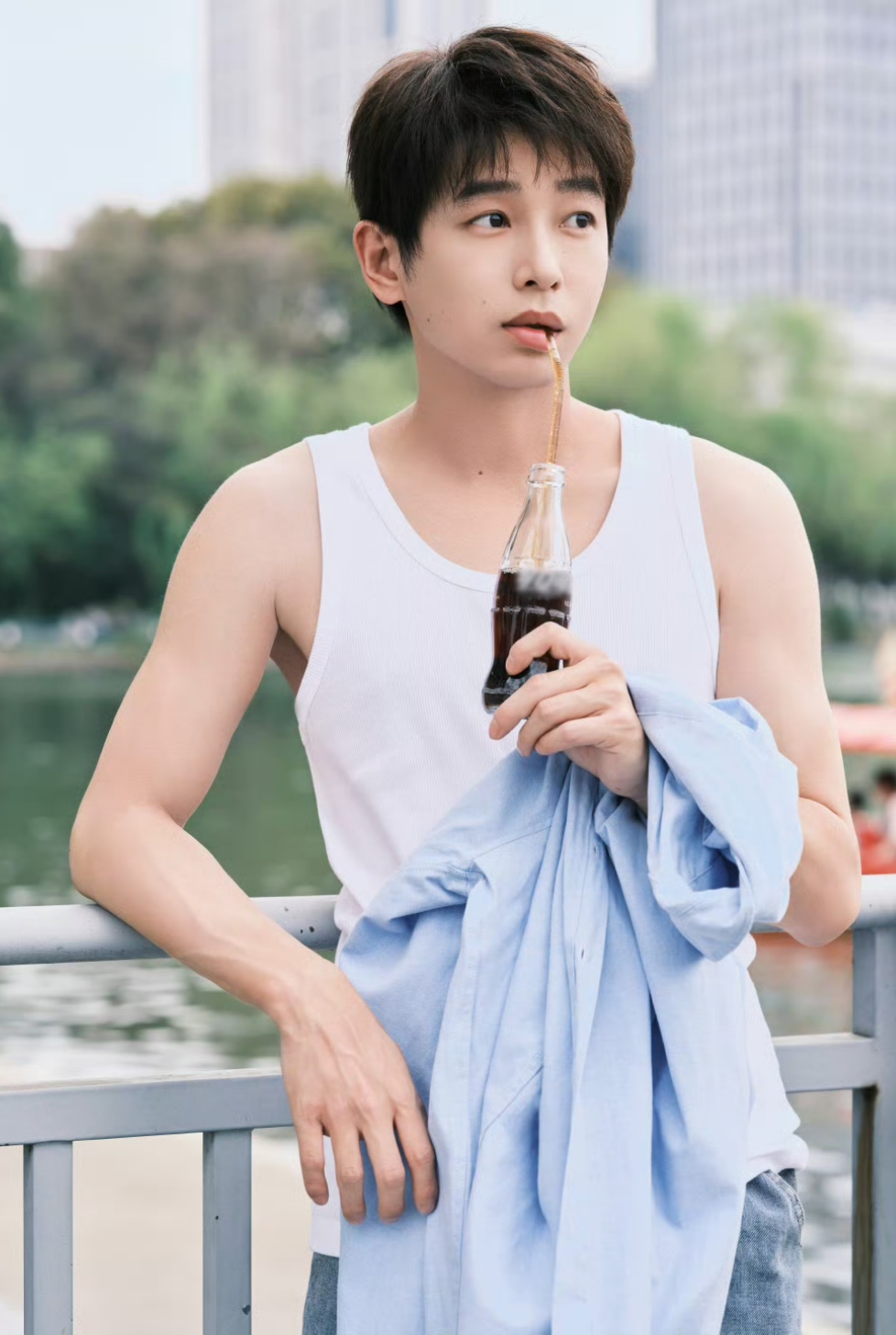 彭昱畅暴瘦是因为阑尾炎# #彭昱畅金鹿奖影帝# 《我们一起摇太阳》