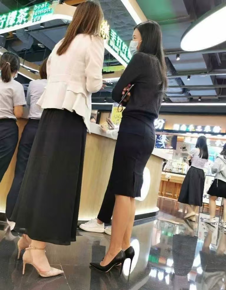 真的很难想象穿着这样的高跟鞋走路,到底得承