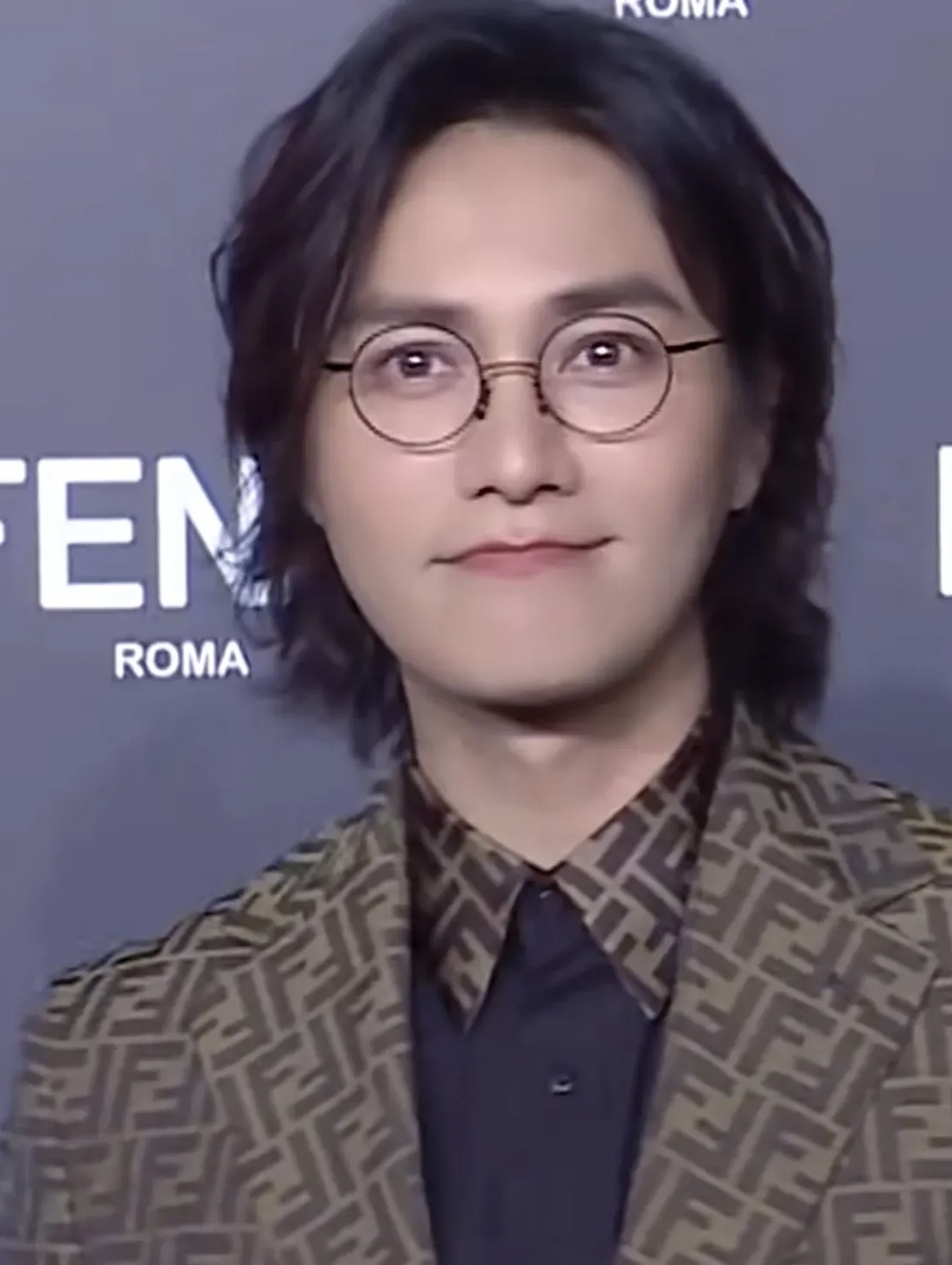 只能说陈坤医美很成功,恢复的很好,回到了二十几岁的样子,长发飘飘