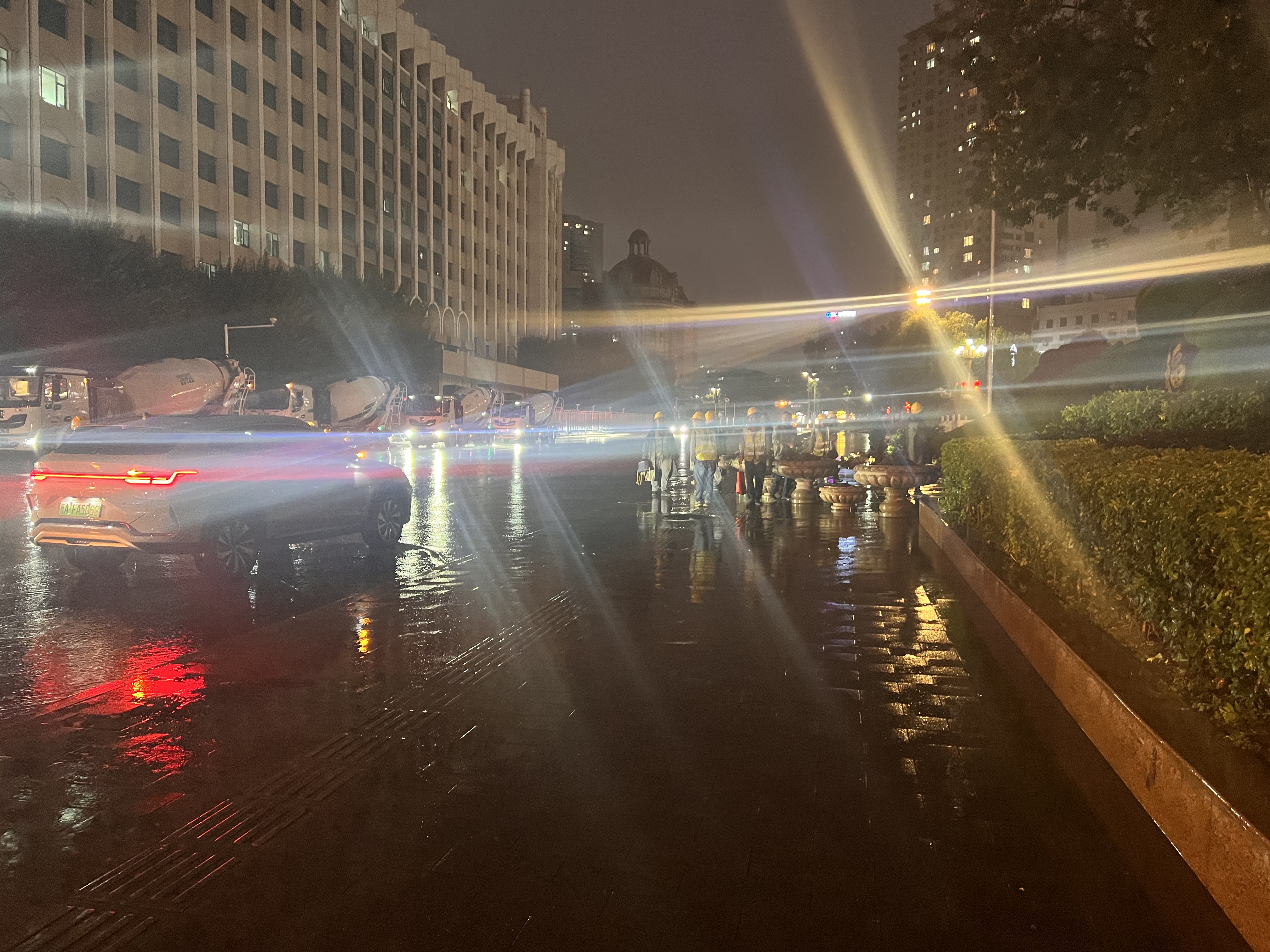 乌鲁木齐下雨了,下班了一路冒雨走回来,灯光,夜雨,冷风构成了这个城市