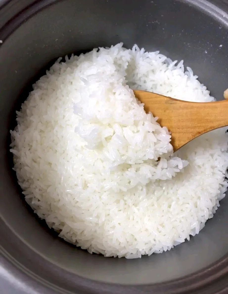 我有个习惯就是,第一个装米饭的人,必须要装一勺放旁边,这是我从小到