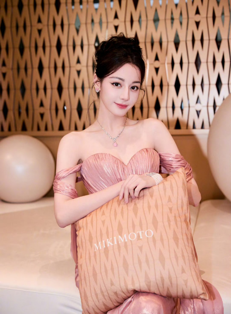 迪丽热巴这身吊带礼服好显身材,端庄又不缺时尚感!