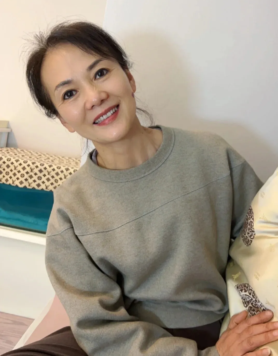 他吃着直说味道好,我感觉饿了,也给自己夹了一块李亚楠婆婆王莉妮照片