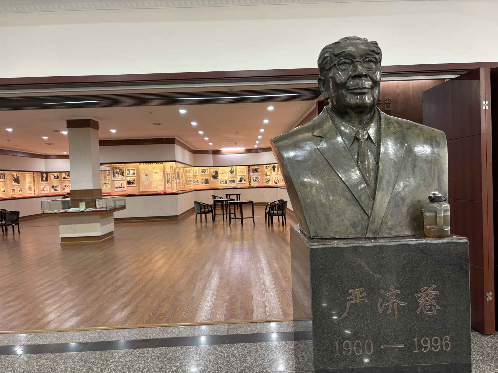 质感创作人# 在浙江金华图书馆二层,有一个严济慈生平展