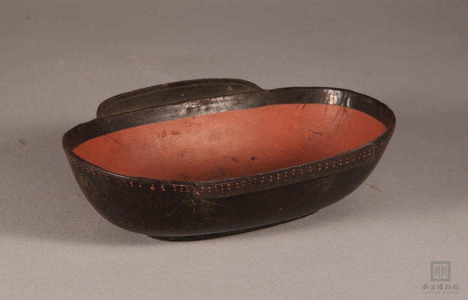 【如果国宝会说话】 漆耳杯 西汉 长15.6,宽12.5,高4.4 厘米