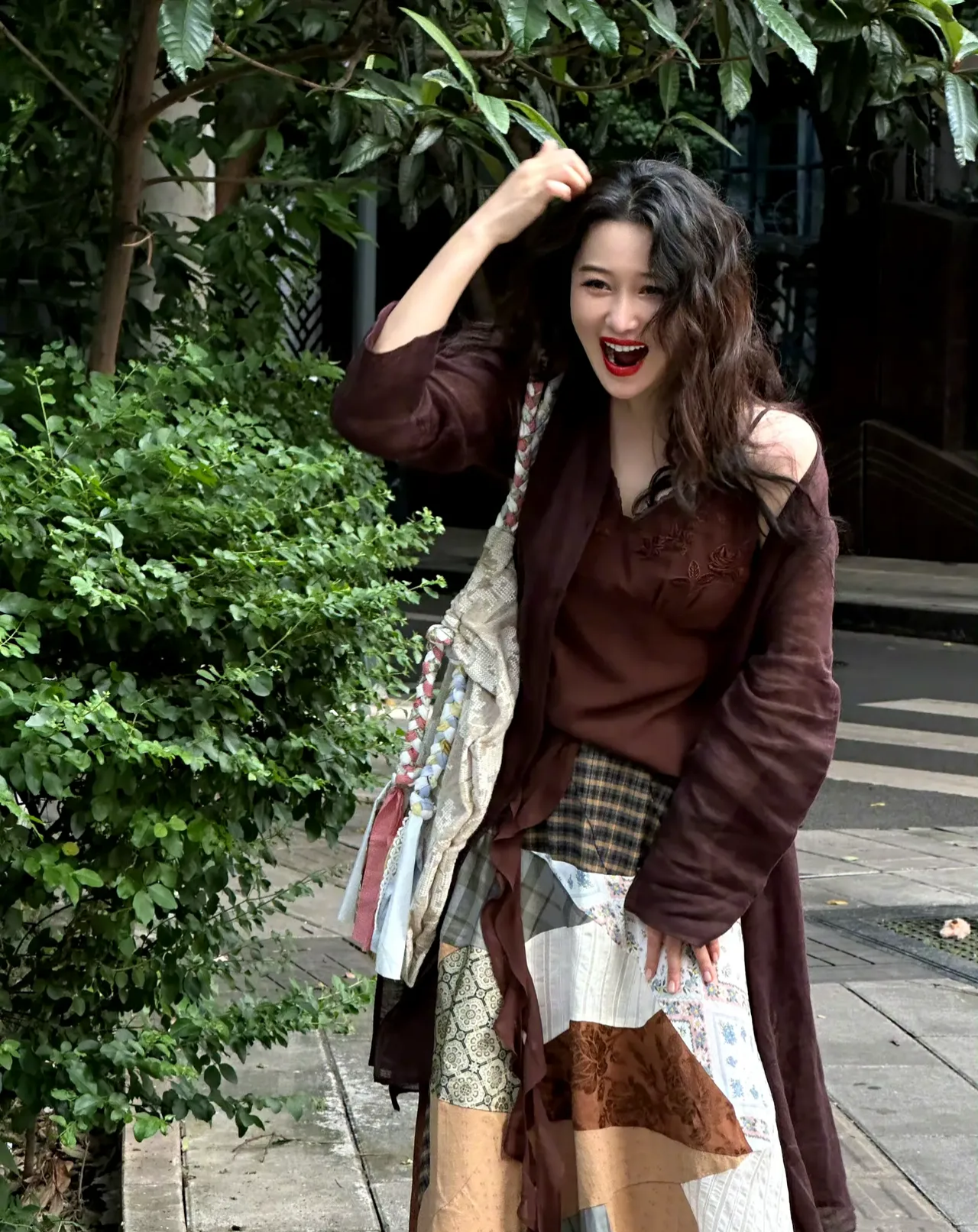 她随便裹个麻布衫,却一点挡不住她的美艳大气,难怪连兵哥哥都喜欢她