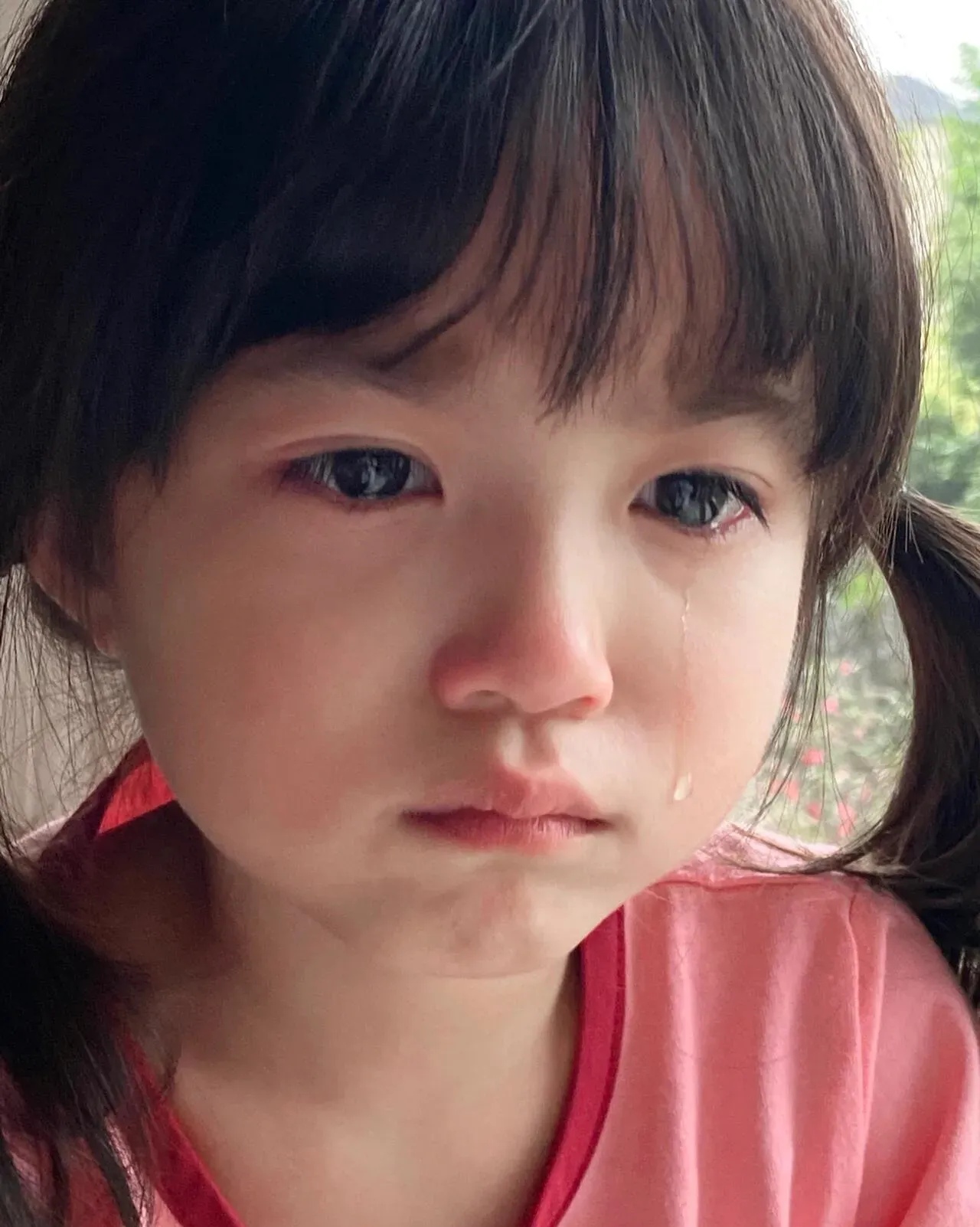 五岁女孩从幼儿园放学回来,紧紧抓住裙子,嘴里一直念叨,自言自语说"不