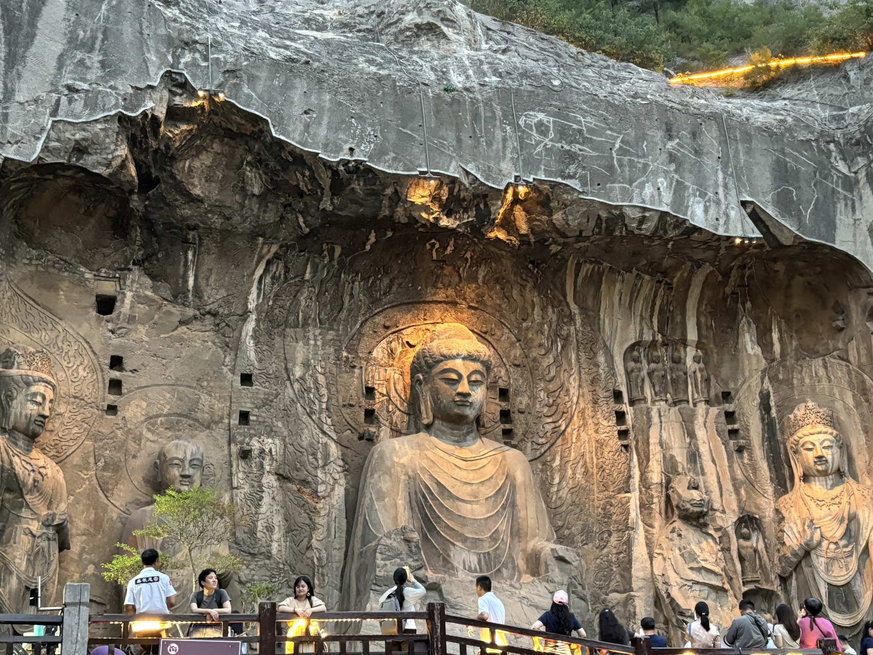 河南洛阳,龙门石窟,卢舍那大佛是龙门石窟里游客