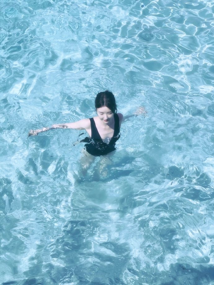 毛晓彤泳装风潮夏日清凉装扮