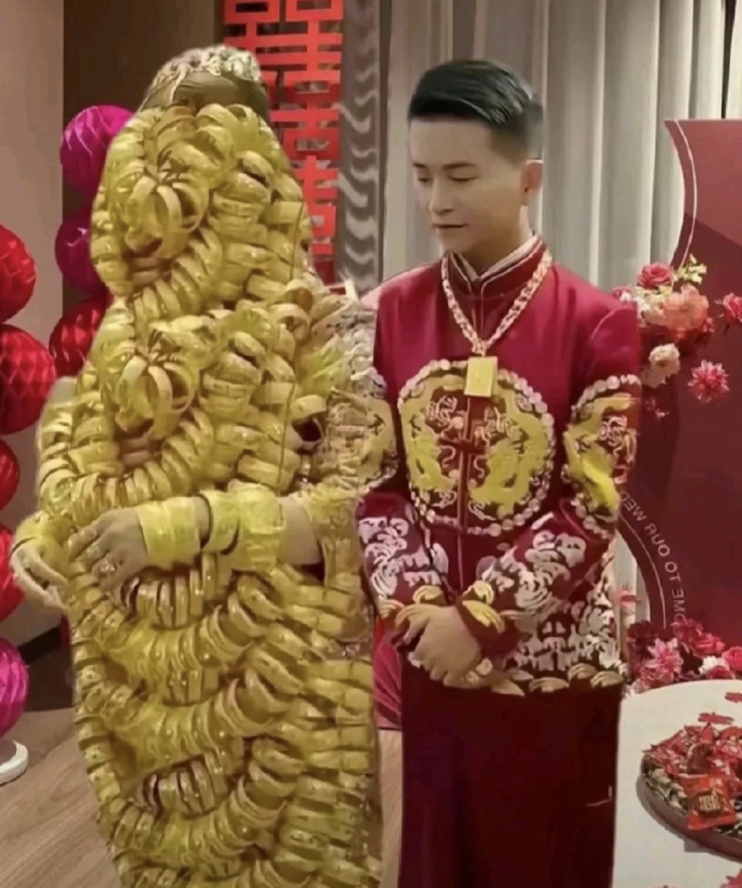 广东广州猎德村一场盛大的婚礼在当地举行吸引了无数目光