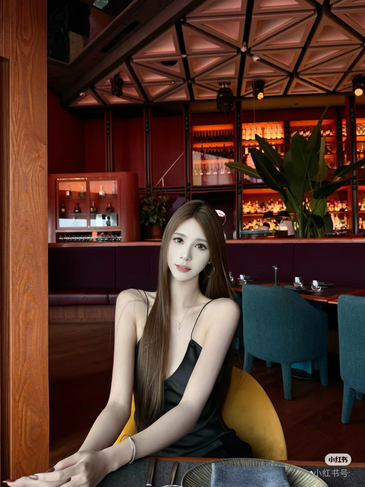 手机的屏幕散发出微弱的光芒,照亮了周围的一切