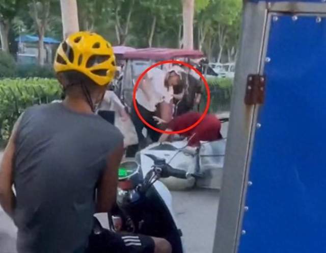 江苏宿迁街头惊现一对男女因小摩擦引发火爆斗殴,场面简直炸裂!