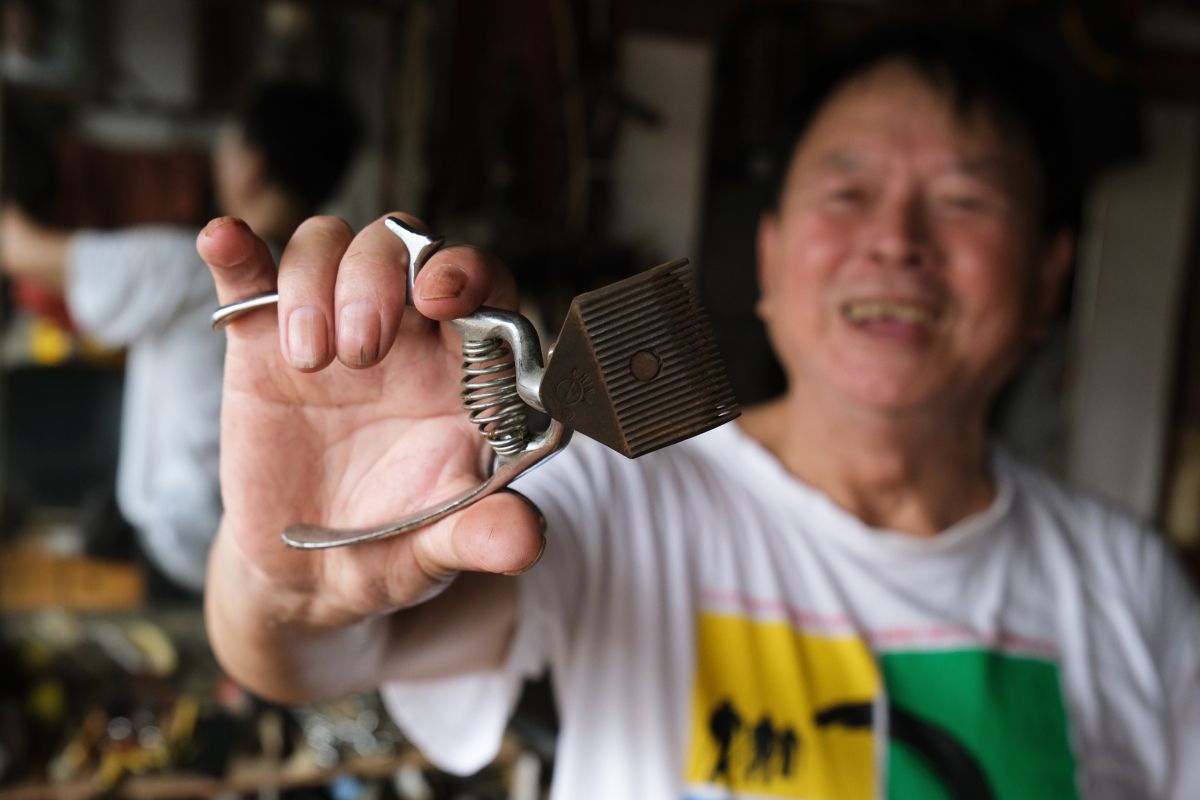 (这把手动剃刀是师父传下来的.