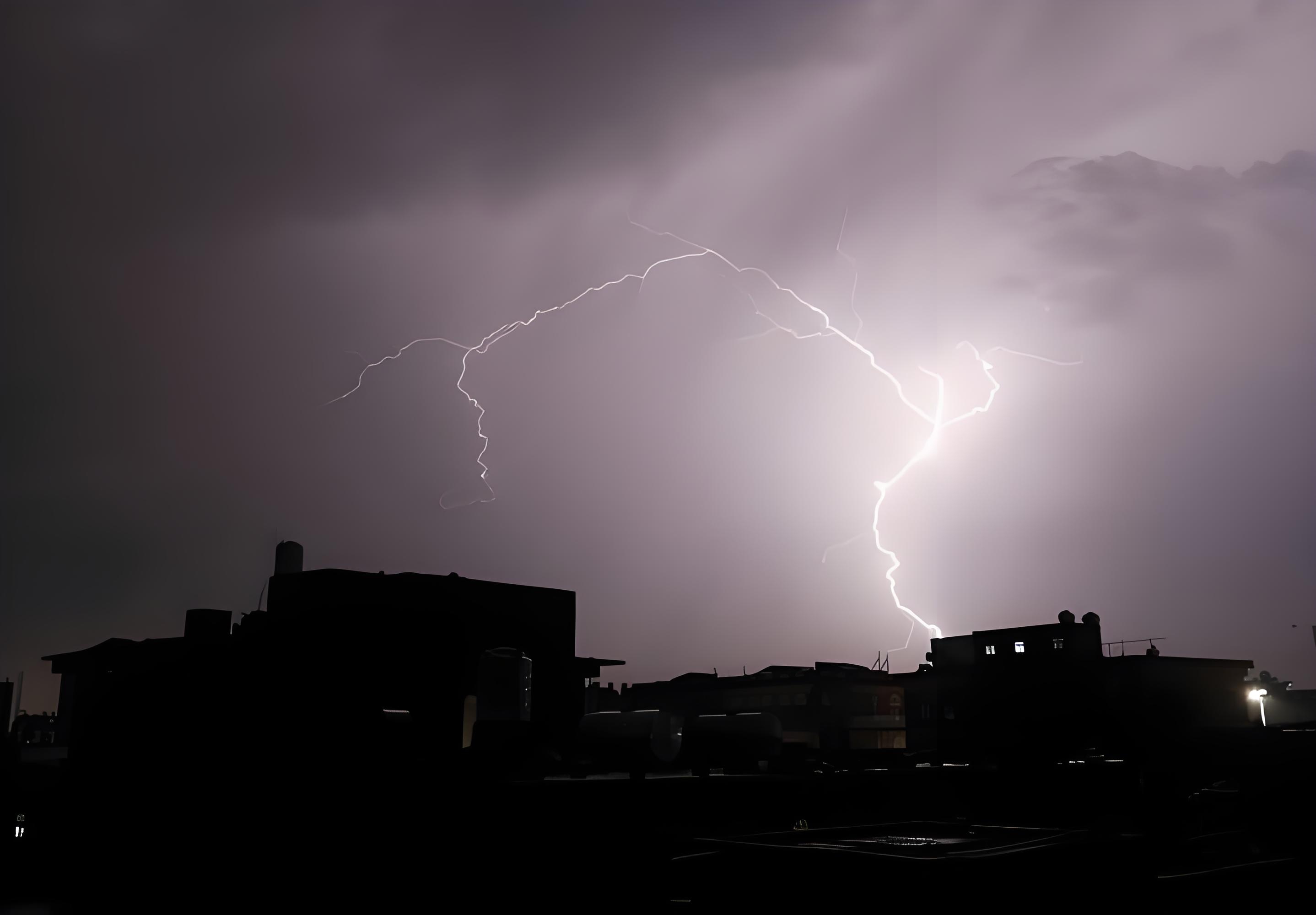 天空下了大雨,打雷加闪电. 雷声震耳欲聋,闪电仿佛就在眼前