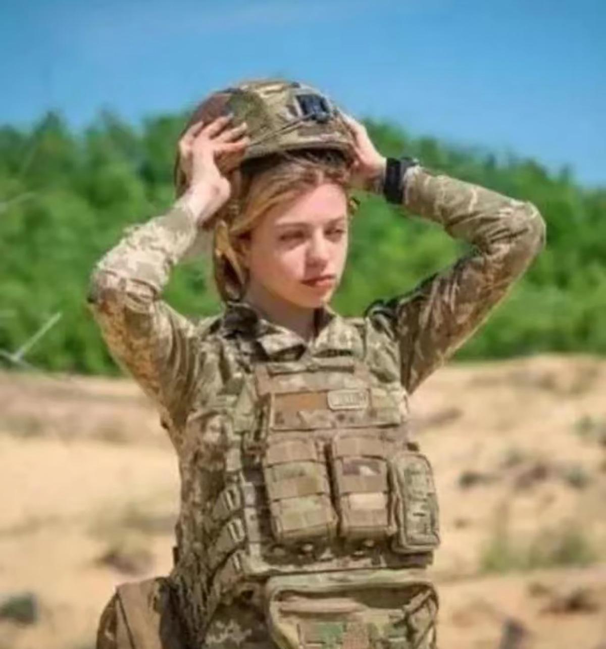 乌克兰女兵爱琳娜在出征前发布的军装照完美展现了她的精致与美丽