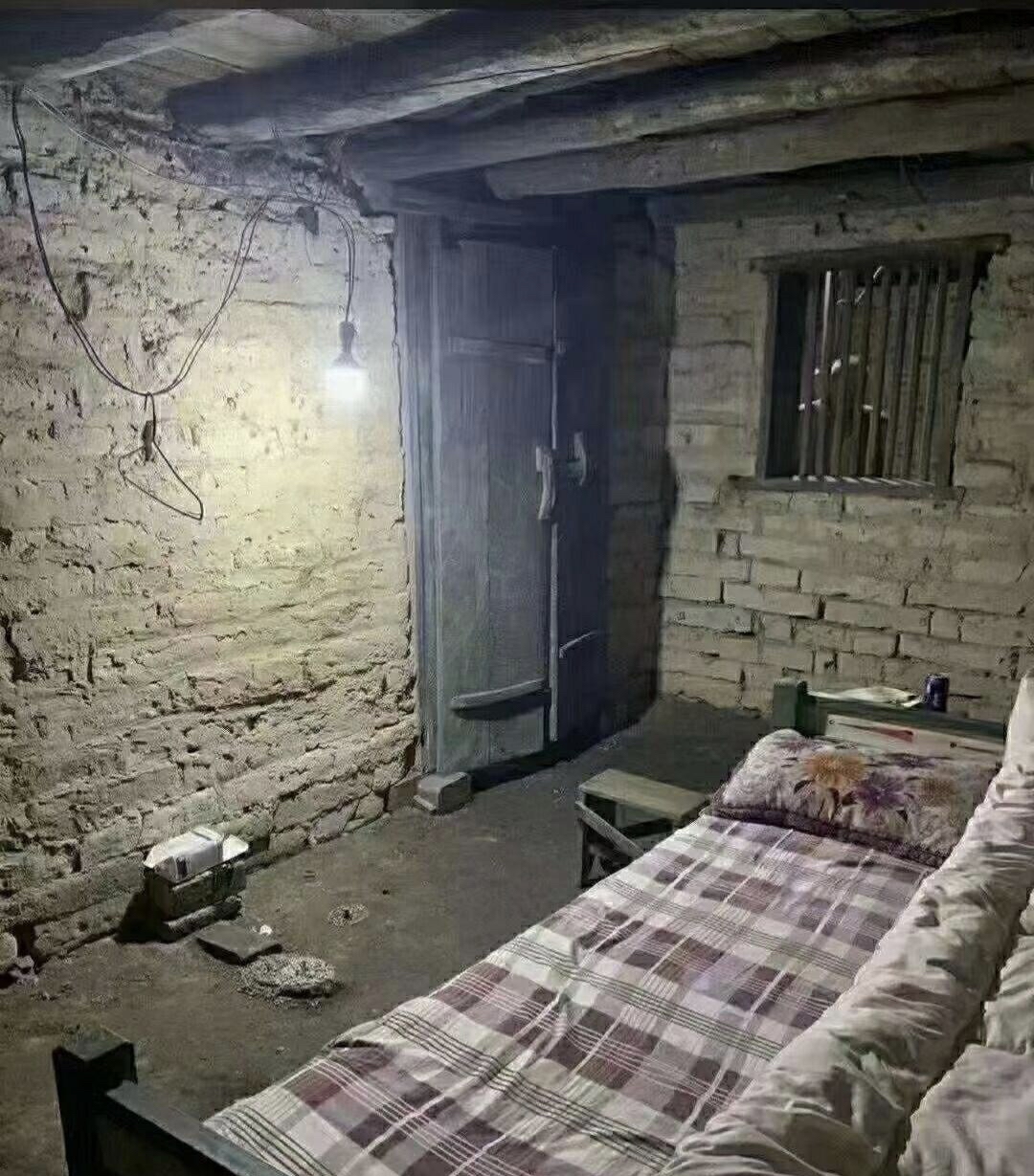 有网友爆:在一个偏远的农村房间简陋,生活用品简单