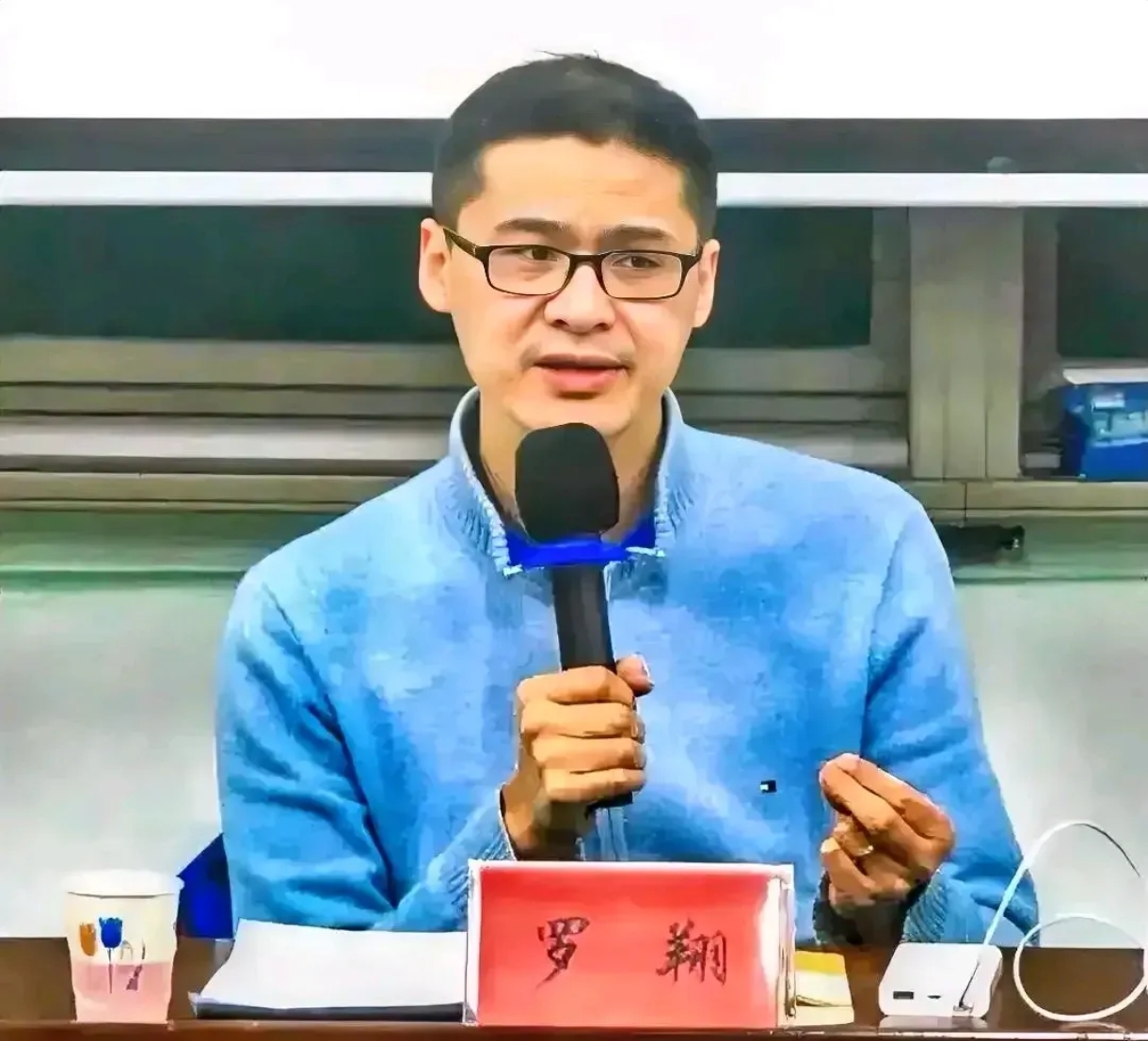 被罗翔老师这段话骂醒了,他说:"你学不进去,玩不尽兴,睡不踏实,心情不