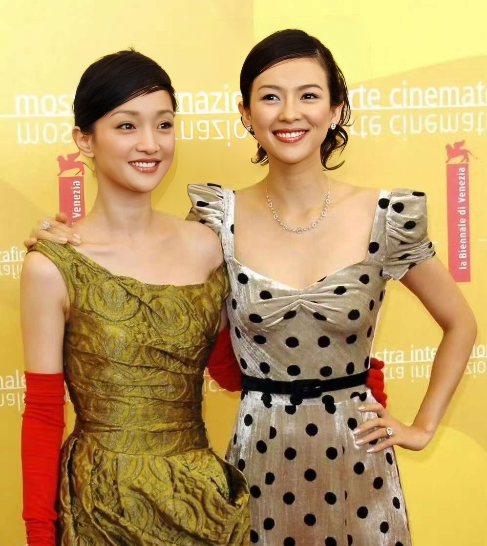 周迅这个时候,还挺好看的,看起来又白,又瘦 ,眼神充满了灵气,身上也有