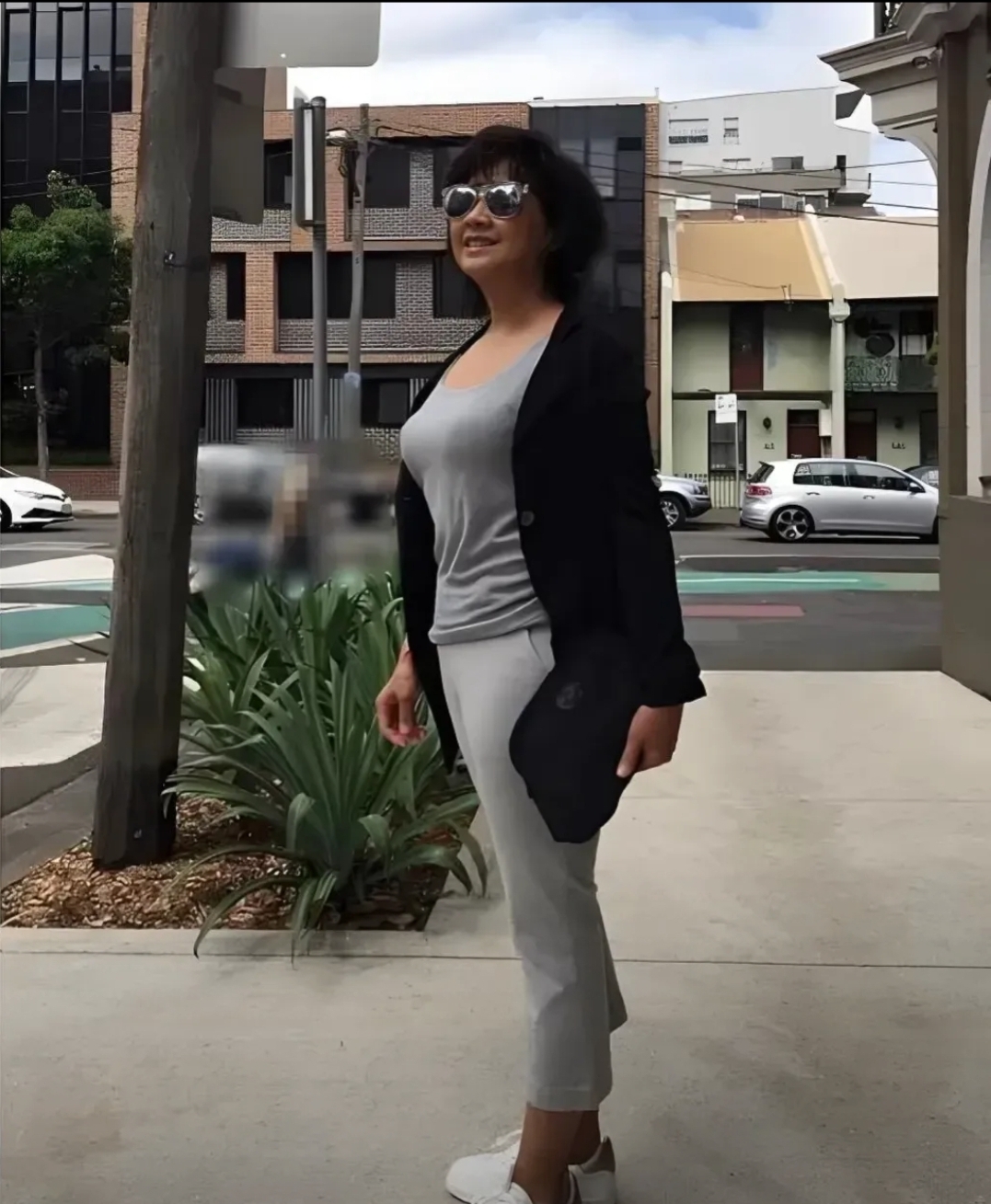 时光飞逝,昔日的女儿国国王朱琳转眼间也70多岁了,她的气质独特,衣着