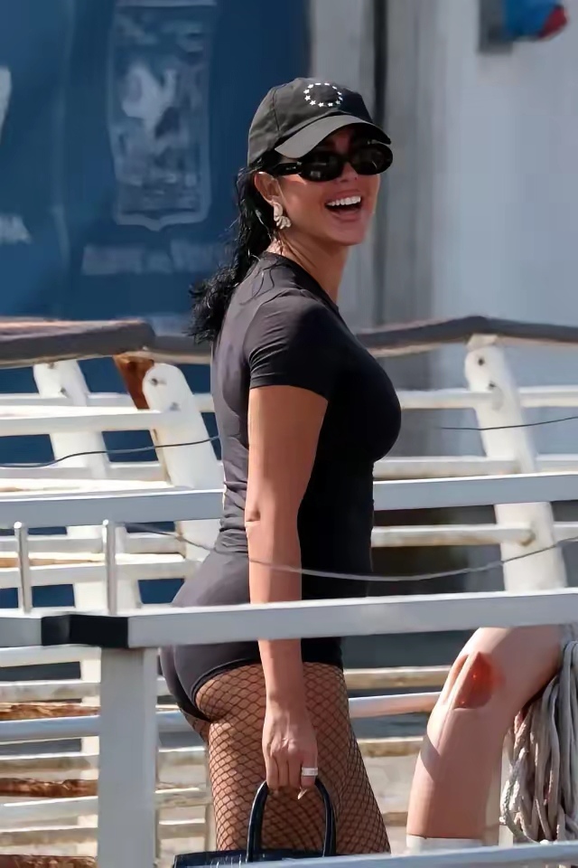 c罗女友乔治娜的这身装扮着实显得颇为壮硕