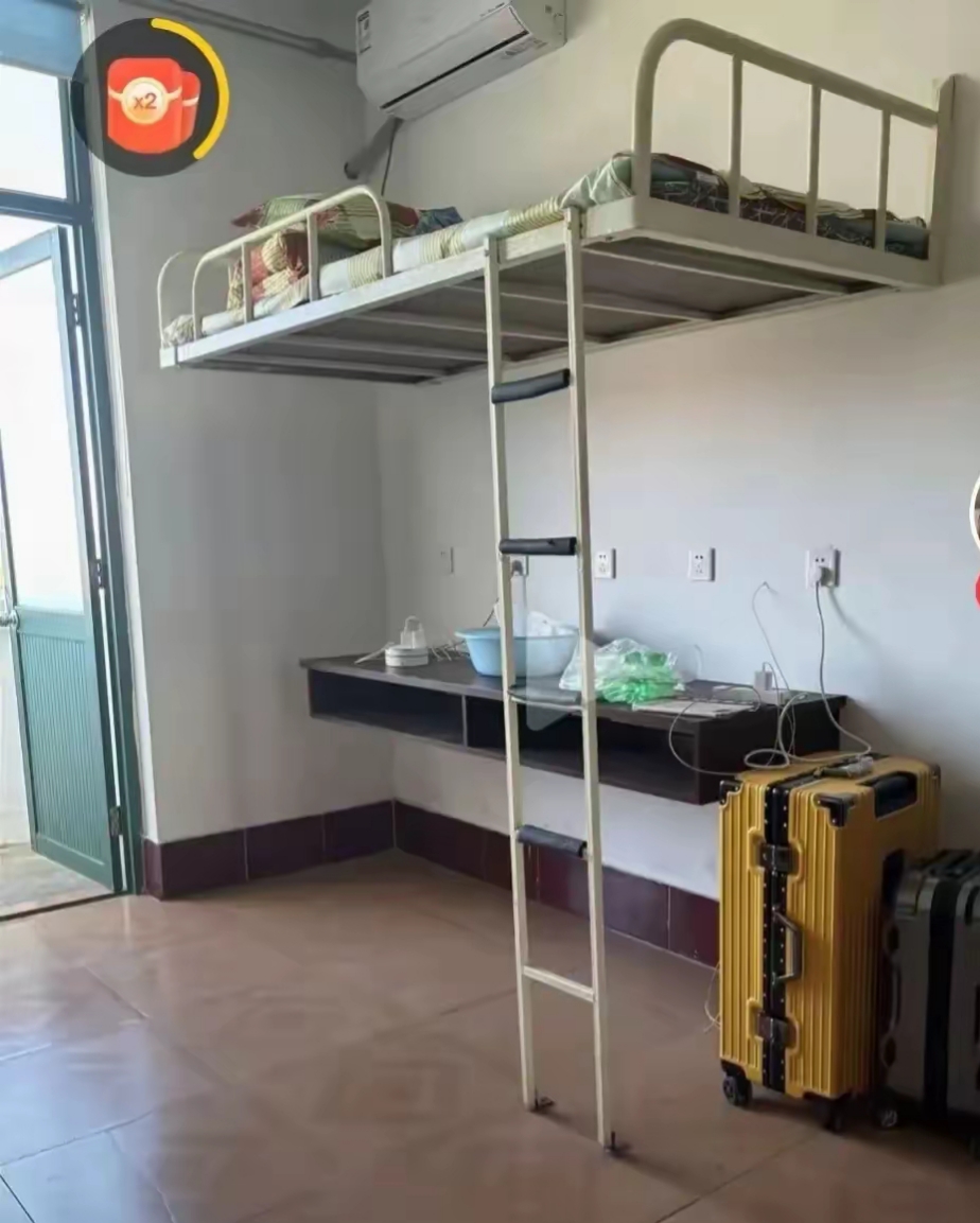 我儿子上的技校,今天报到正式开学了,他跟我说宿舍虽然环境不错,但就