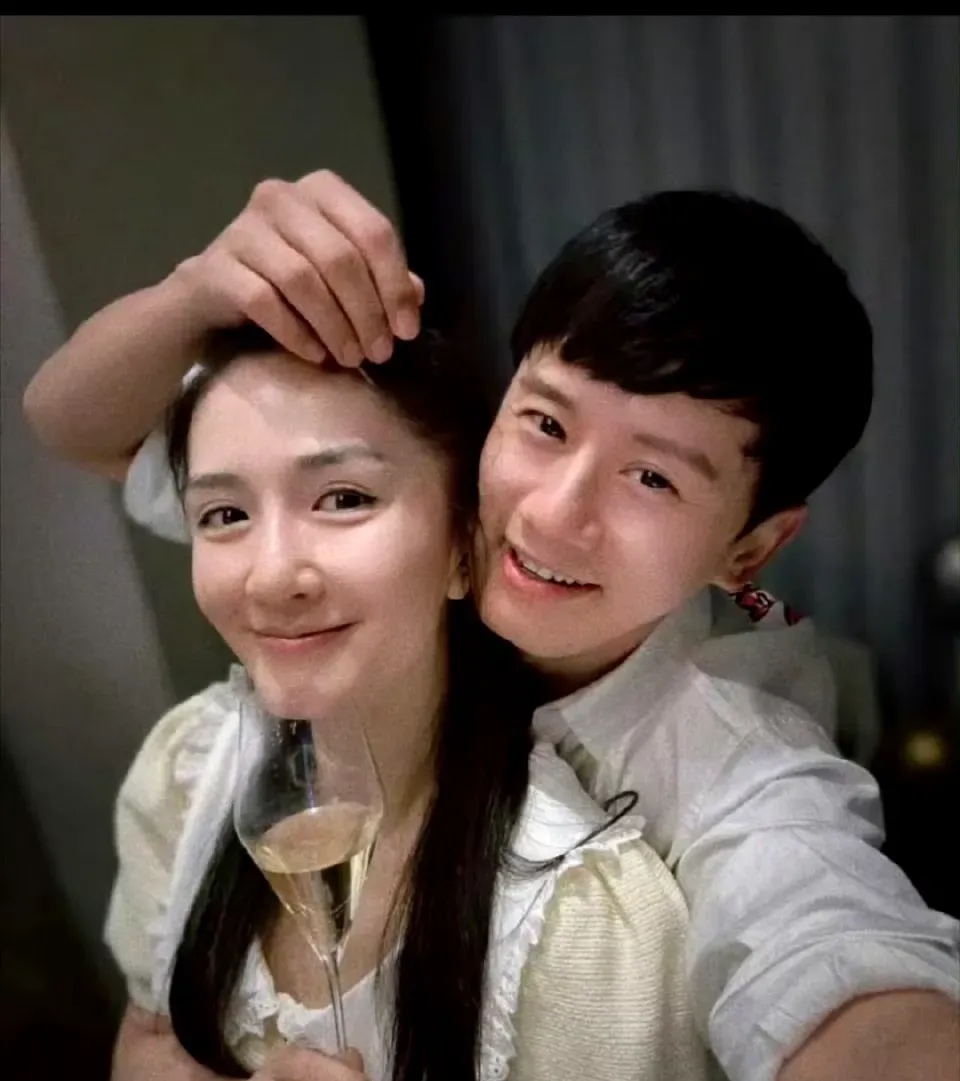 谢娜透露,每回观看演唱会,孩子们总会说,要等到演出结束,确保爸爸平安