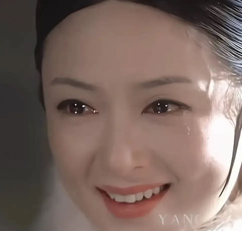 眼里的泪花,鬓角的青筋,抑扬顿挫的苦笑,把她内心被最爱的人辜负的