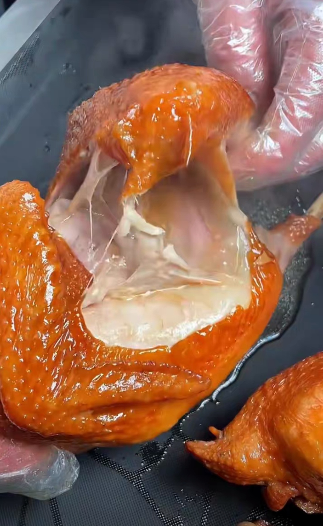 他的室友有一位来自安徽符离镇,给大家带来了当地特产,符离集烧鸡