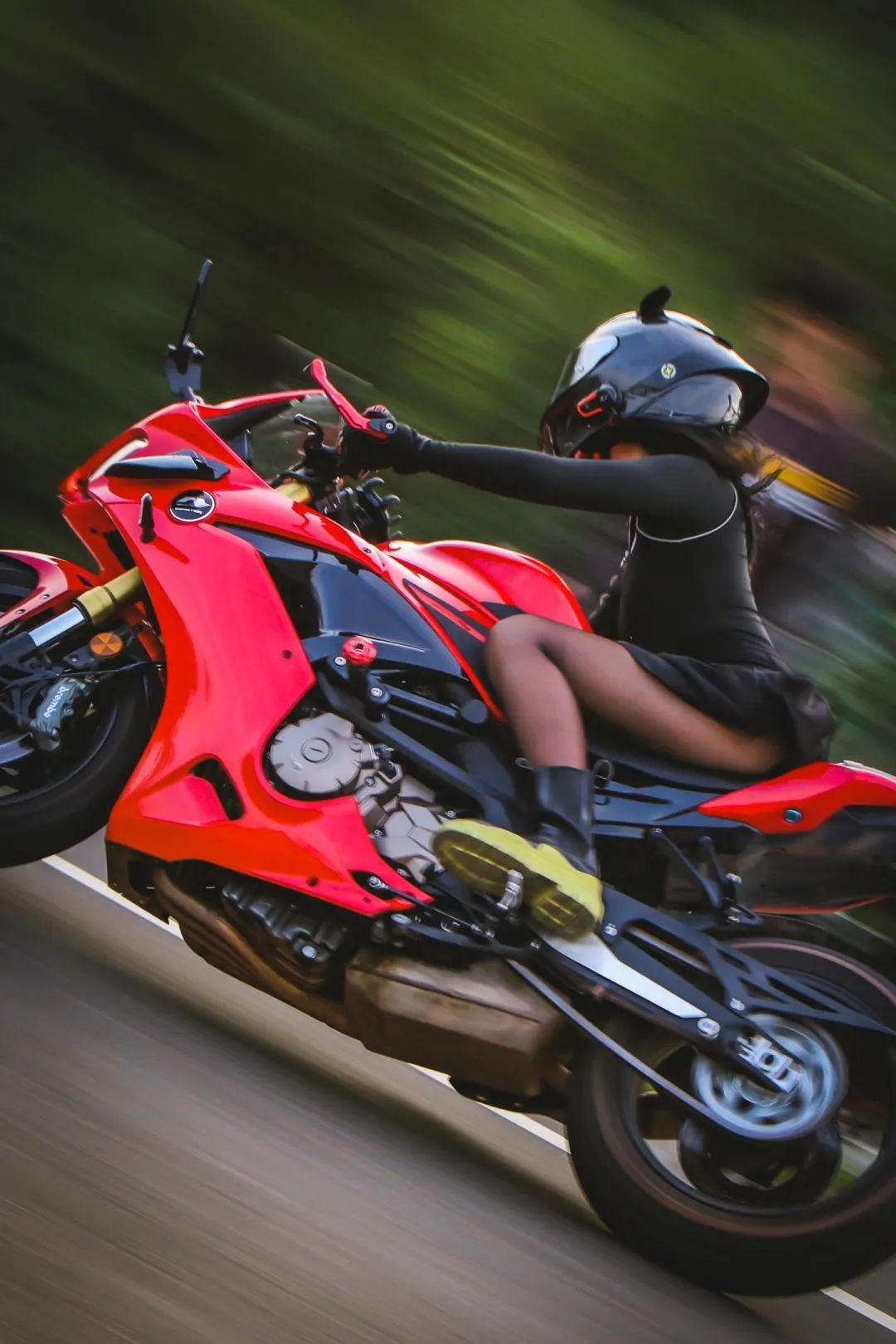 网红女骑又走一位……身材火辣浑身刺青,生前私房照片流出