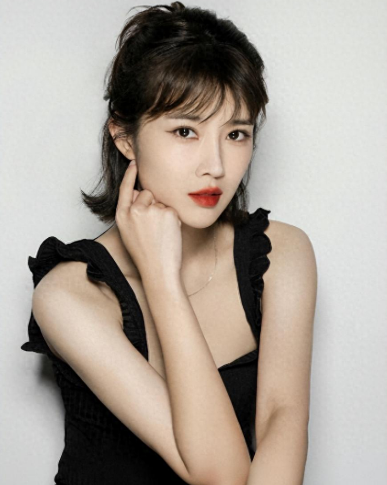 演员奚望:母亲是茹萍,继父是刘之冰,离婚2年,现在怎么样了?