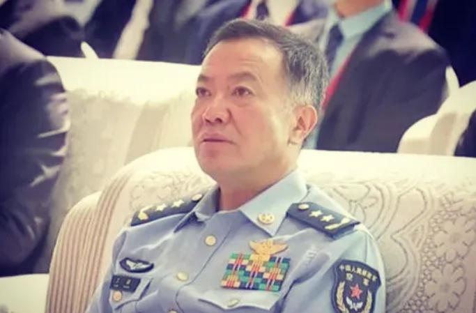 员王强,1963年出生,四川荣县人,18岁参加高考,考入空军第二飞行预备