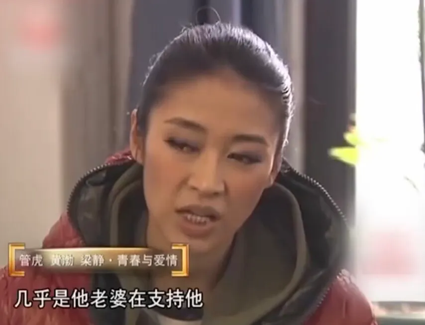 " 梁静:"那时候几乎都是他老婆在支持他,小欧就摆摊嘛,卖一些毛绒玩具