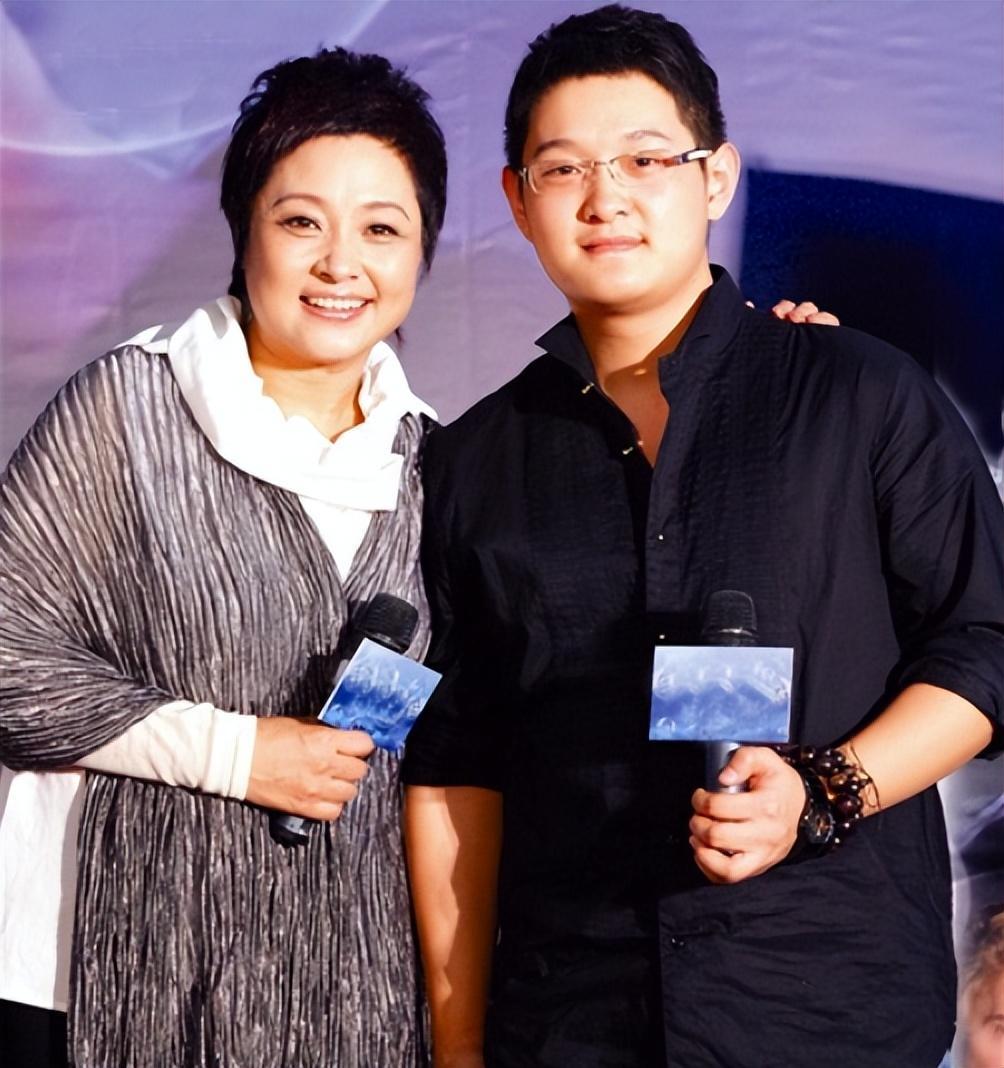 演员张秋芳:丈夫傅彪病逝18年后,儿子引领她在悲痛中坚强