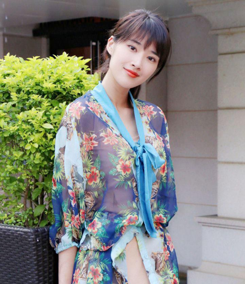 演员奚望:母亲是茹萍,继父是刘之冰,离婚2年,现在怎么样了?