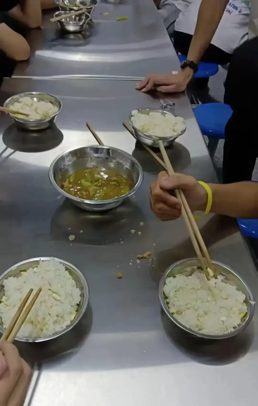 中学食堂风波:吃不饱背后的管理警钟  近日,一所中学因学生反映"吃不