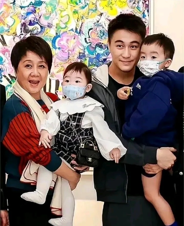 可如今呢,她淡出了娱乐圈,甘愿在家相夫教子,把心