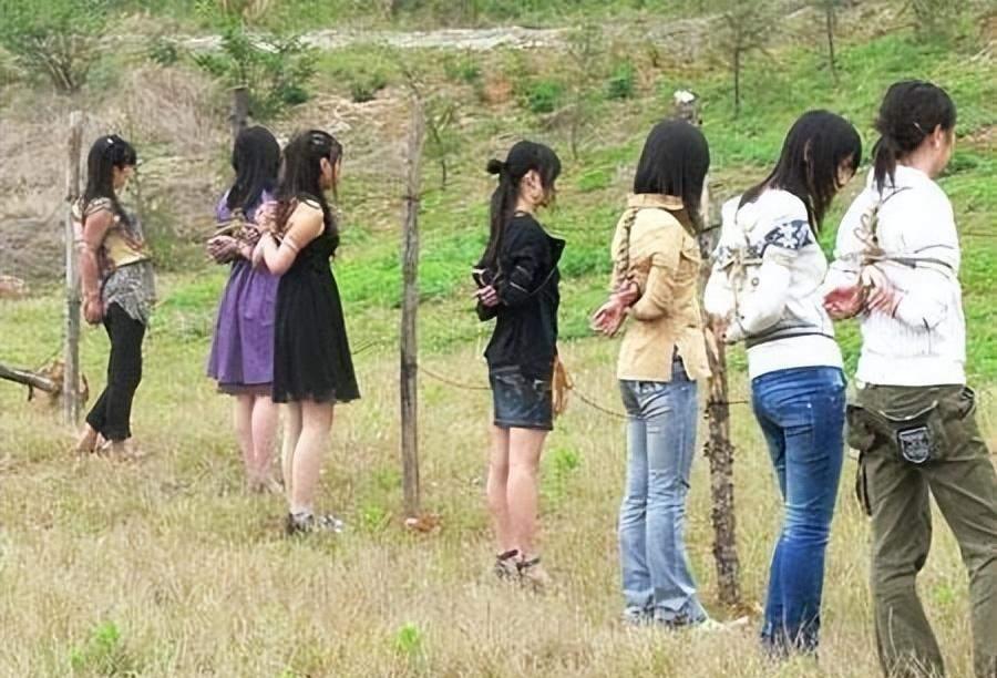 2006年,26岁的权秀丽被押往刑场,在行刑前,她不住