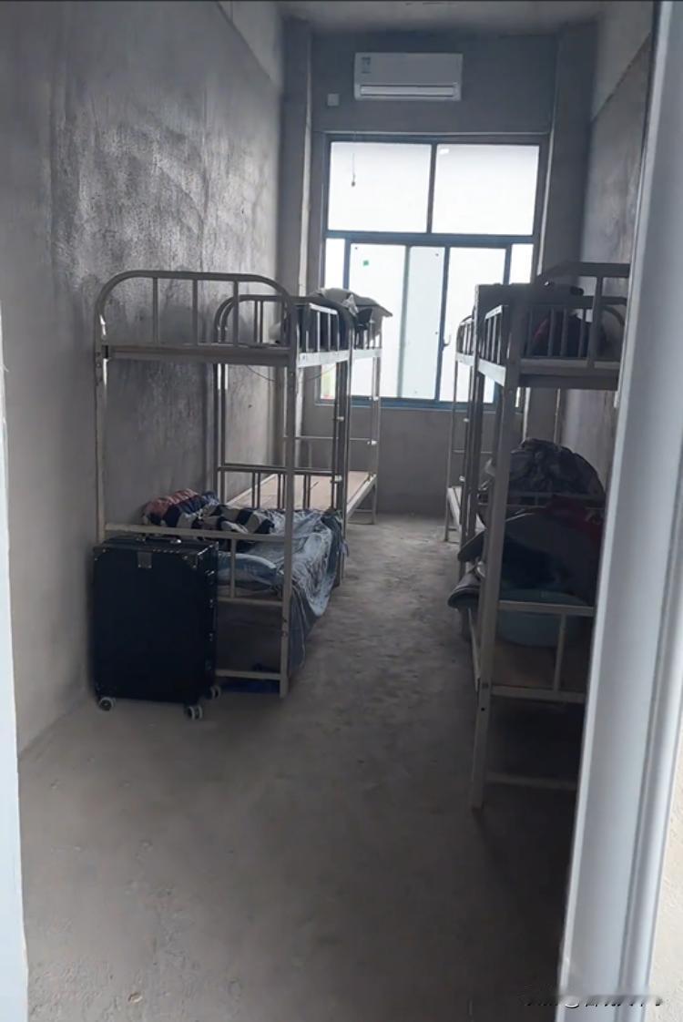 河南周口,一高中生家长送孩子来学校报到,可进入学生宿舍却完全傻眼了