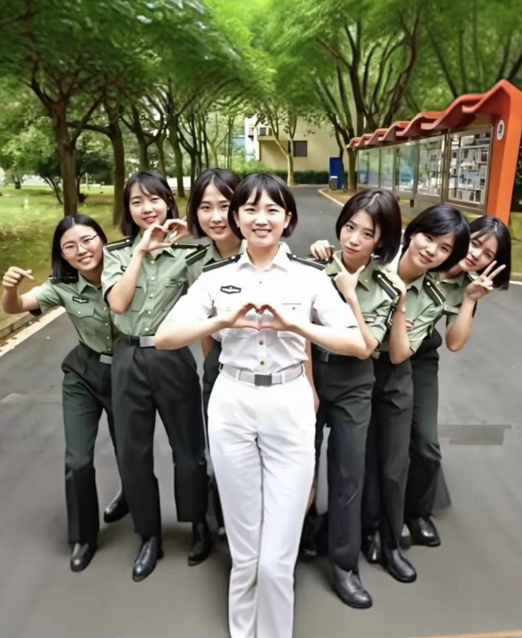 明明是陆军学员,怎么出现一个穿白衣服的女兵,这是怎么回事啊?