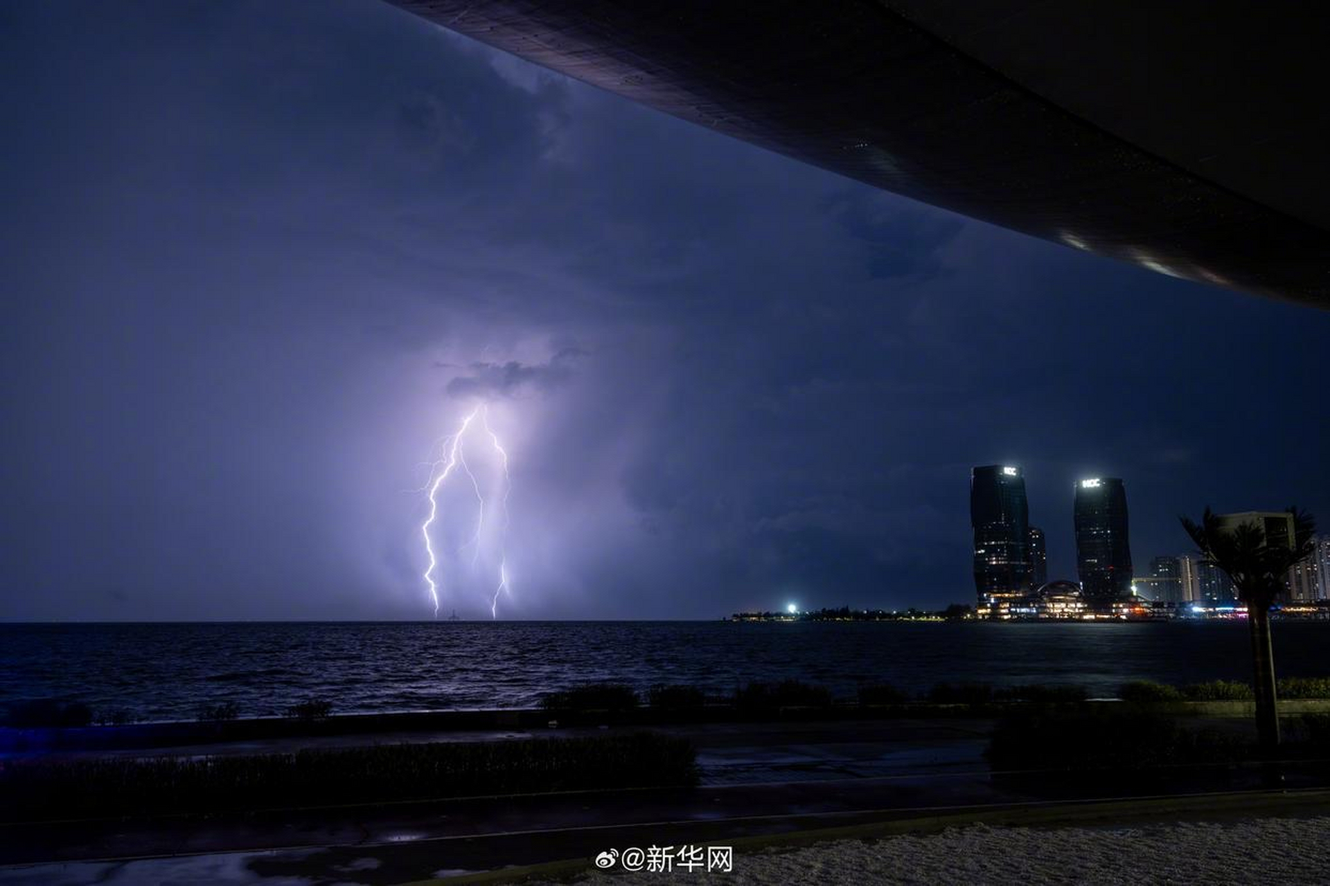 台风摩羯来临前夜 海口现巨型闪电,网友:大家出行注意安全