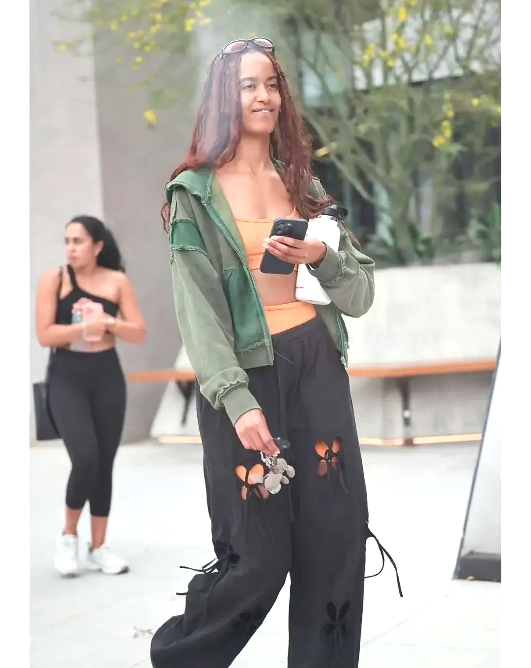 她现在已经26岁了,身高1米85,和爸爸身高竟然差不多!