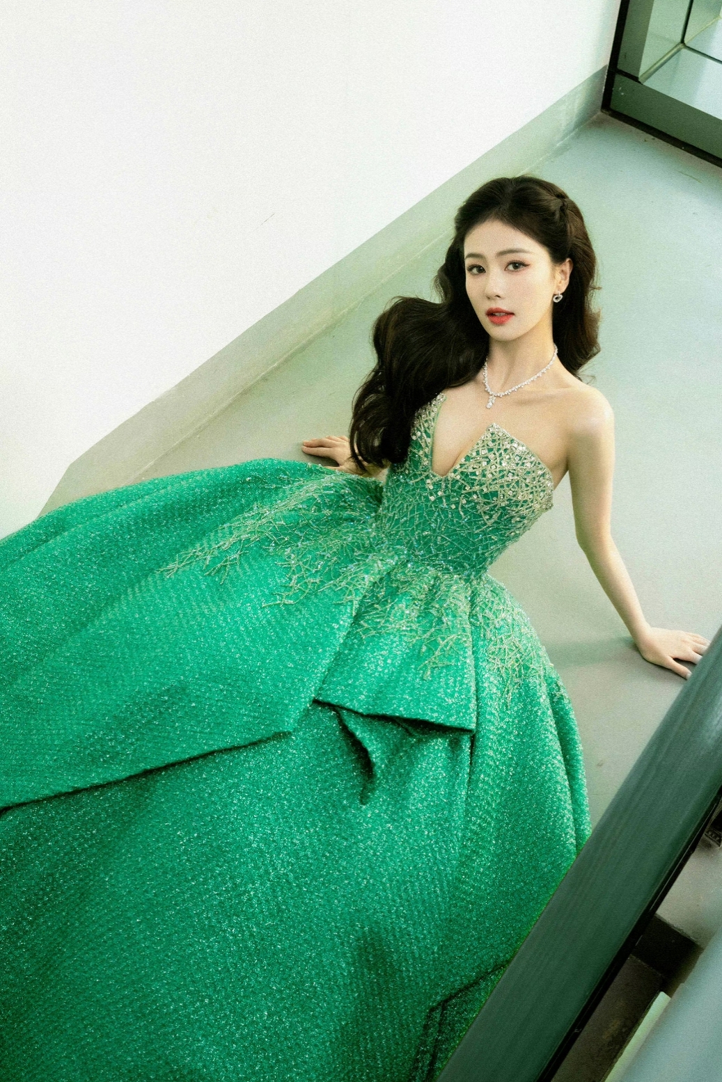 白鹿时尚大片来袭!深v抹胸绿裙雍容华贵,妩媚动人风采尽显无疑