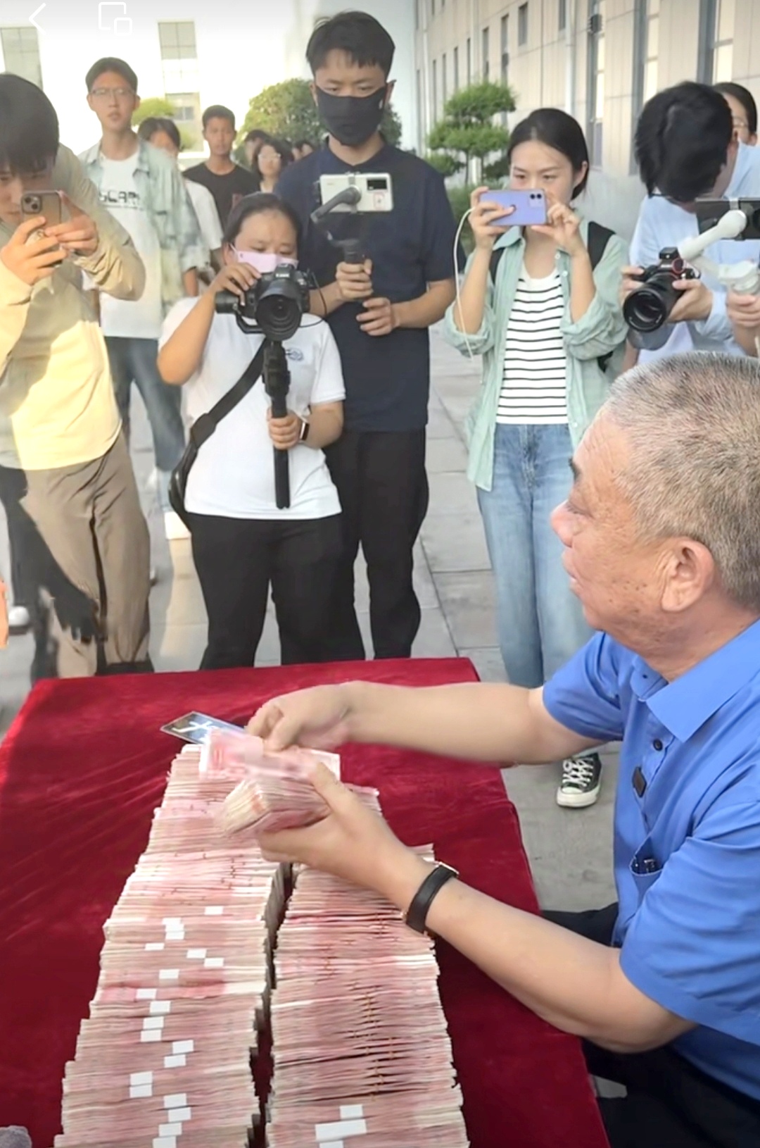 现场共有150余名贫困大学生,发放助学金69万元.