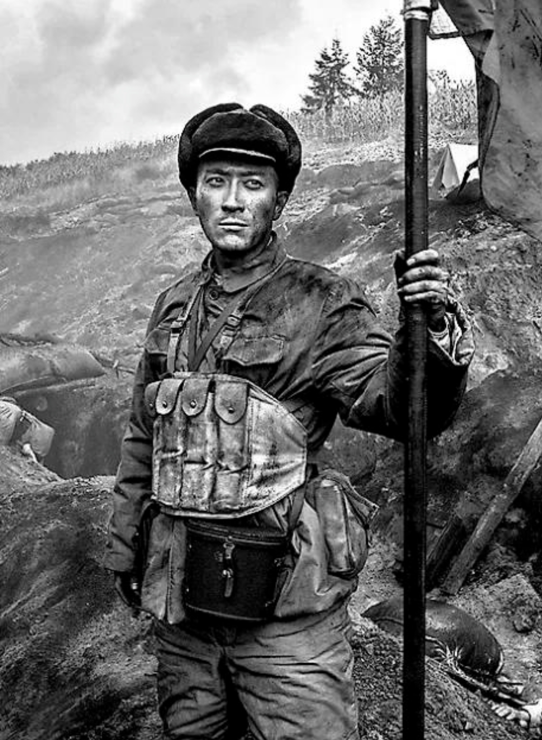 这时,一个身材高大的鬼子朝他冲了过来,他一惊:"难道要死在这里了?