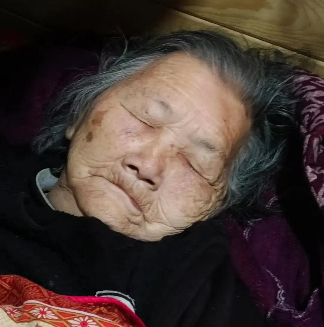 姑姑未婚无儿无女在我们家待了20年,我们为她养老