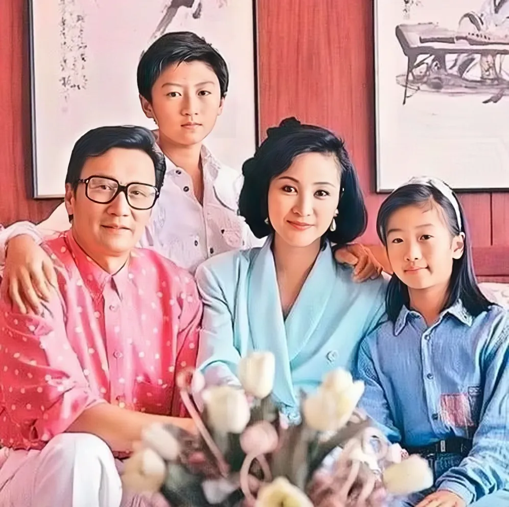 这是年轻时的谢贤全家福的合影,当时的谢霆锋和谢婷婷还很小,而狄波拉
