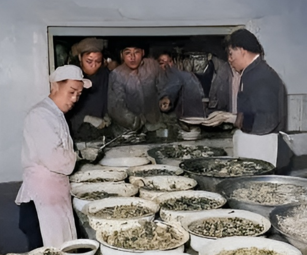 珍贵老照片,当年人民公社大食堂都吃些什么呢?