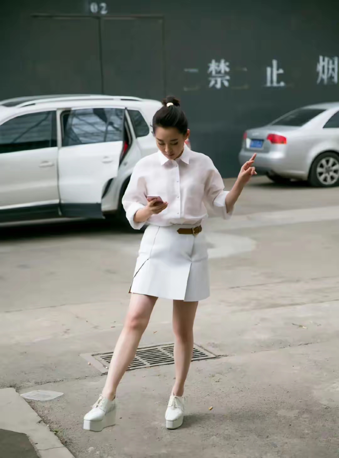 许晴从生活到舞台,都是同样的装束和打扮,没有刻意去自己精心设计