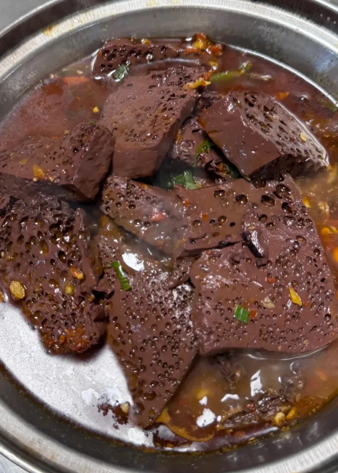 妈妈昨天来我家送来一盆猪血,说是隔壁邻居家自家杀猪给的